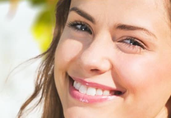 Femme brune souriante